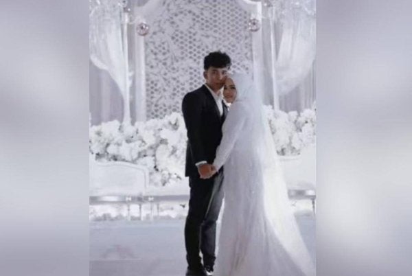 Majlis ulang tahun perkahwinan ke-18 yang diraikan gilang-gemilang.