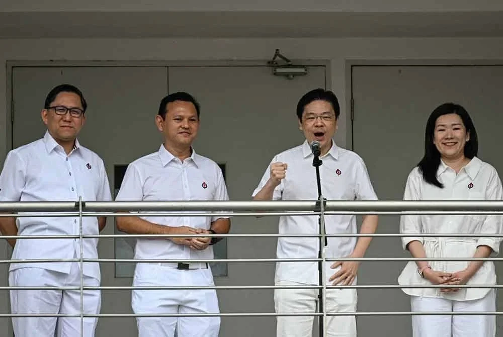 Lawrence Wong (dua kanan) ketika berucap di hadapan penyokong PAP sejurus Hari Penamaan Calon selesai pada Rabu.