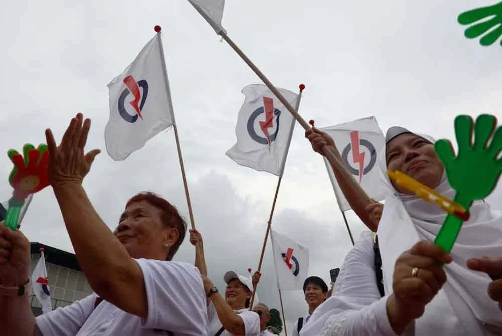 Penyokong Parti Tindakan Rakyat (PAP) berhimpun dan bersorak menyokong calon parti itu di luar pusat pencalonan.