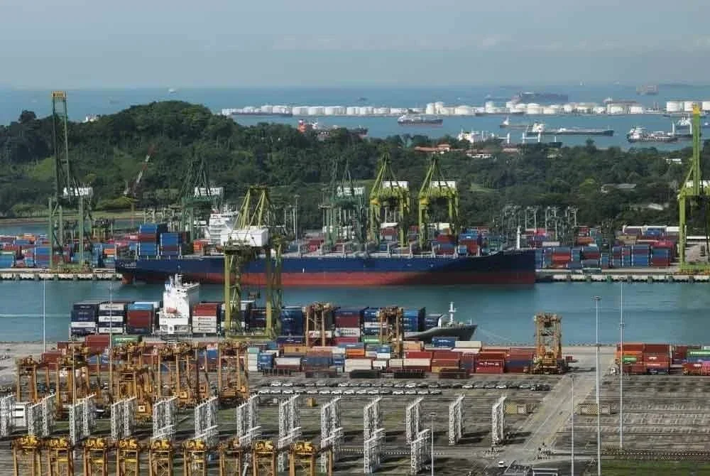 Perang perdagangan global yang berlarutan akan meningkatkan tekanan kepada pertumbuhan ekonomi, dan juga inflasi terhadap barangan import, khususnya makanan. - Gambar hiasan