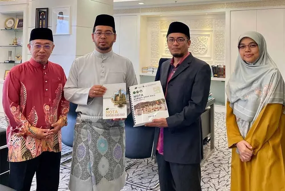Penyerahan prototaip Nota Kursus Asas Haji Versi Braille kepada Timbalan Menteri di Jabatan Perdana Menteri (Hal Ehwal Agama), Dr Zulkifli Hassan (dua dari kiri).