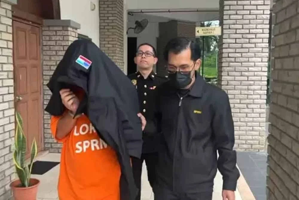 Seorang Pegawai Kemajuan Masyarakat direman tujuh hari hingga 1 Mei ini bagi membantu siasatan kes menerima rasuah RM40,000 melibatkan projek Rumah Mesra Sabah Maju Jaya (SMJ).