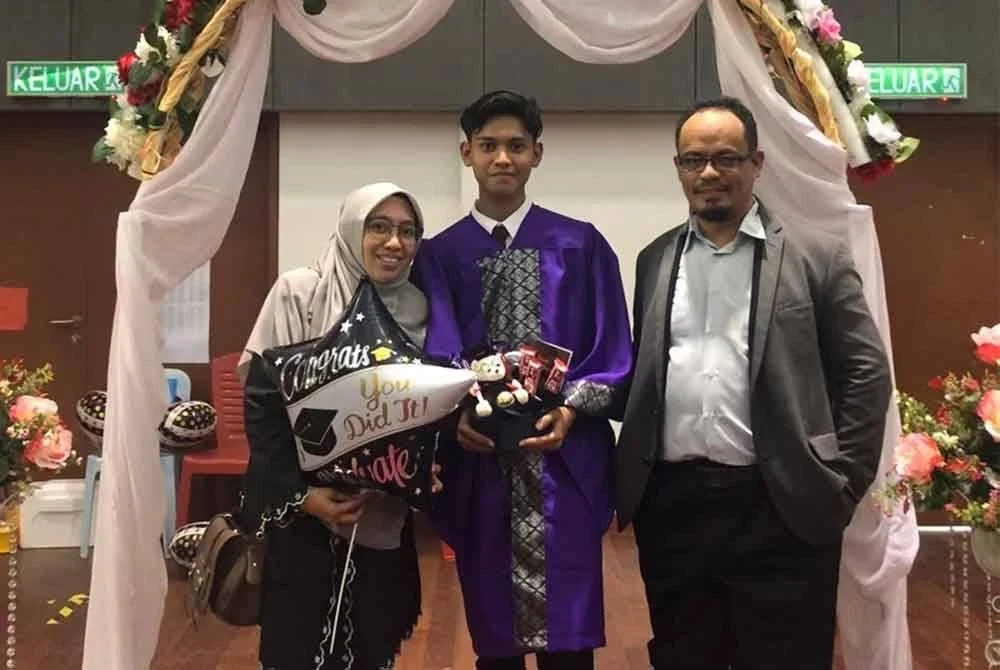 Nor Azwadi ketika mengambil keputusan cemerlang SPM anaknya yang kedua pada 2020.