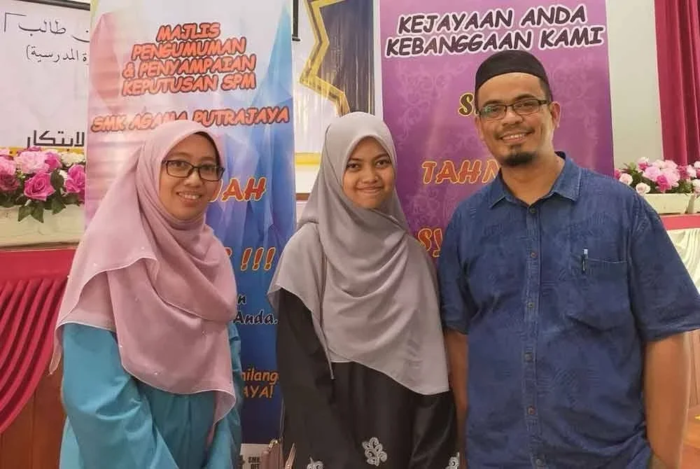 Nor Azwadi ketika mengambil keputusan cemerlang SPM anak sulungnya pada 2019.