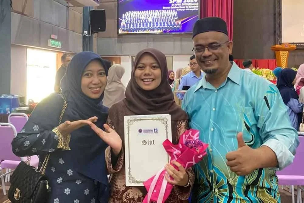 Nor Azwadi ketika mengambil keputusan cemerlang SPM anaknya yang keempat pada Khamis.