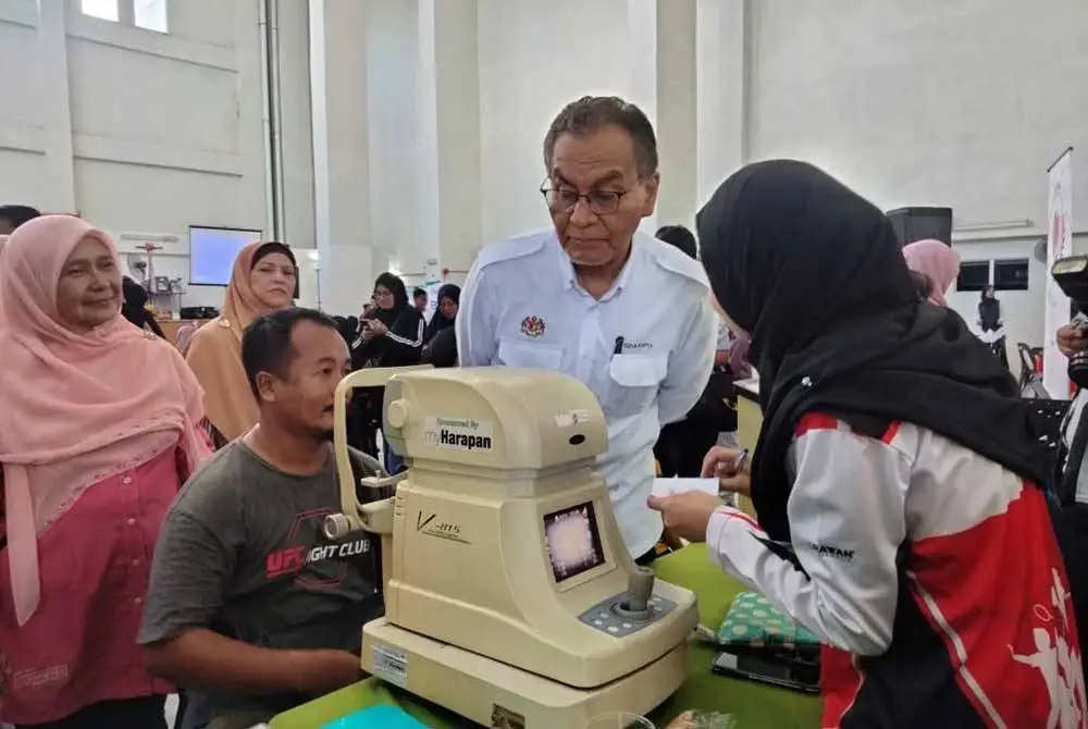 Dr Dzulkefly (dua, kanan) melawat reruai pemeriksaan mata Mini Karnival Jom Sihat@Kota Lama pada Jumaat.