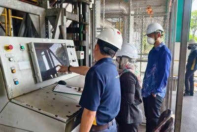 Pihak berkenaan ketika melakukan kerja melupuskan dadah bernilai RM67,000 di Bukit Rambai pada Khamis.