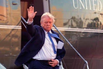 Trump tiba di Lapangan Terbang Eksekutif Leesburg pada Khamis bagi menghadiri majlis makan malam kutipan dana anjuran MAGA Inc yang diadakan di Trump National Golf Club. Foto: AFP