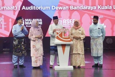 Perdana Menteri, Datuk Seri Anwar Ibrahim (tengah) melakukan gimik Majlis Peluncuran Warisan KL: Warisan Ibu Kota Malaysia MADANI di Menara Dewan Bandaraya Kuala Lumpur (DBKL) pada Jumaat. Foto Bernama