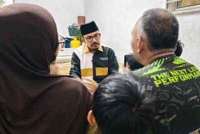 Zulkifli mendengar masalah dihadapi Salleh (kanan) hingga menyebabkan lima anaknya tiada sijil kelahiran.