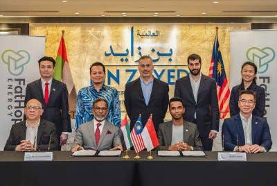 Nik Nazmi (belakang, dua, kiri) bersama Pengerusi Bin Zayed International Group of Companies, Sheikh Khaled Zayed Saquer Zayed Alnahyan (berdiri tiga kanan) menyaksikan upacara menandatangani perjanjian kerjasama strategik antara Bin Zayed International Group (BZI) dengan FatHopes Energy (FHE) yang diwakili oleh Pengarah Urusan Bin Zayed International (M) Berhad, Datuk Seri Dr. Shamir Kumar Nandy (duduk dua kiri) dan Ketua Pegawai Eksekutif FatHopes Energy Sdn. Bhd., Vinesh Sinha (duduk dua kanan) di Tun Razak Exchange Kuala Lumpur pada Jumaat. Foto Bernama
