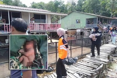 Pasukan polis segera ke lokasi sebaik menerima maklumat penemuan bayi lelaki di Kampung Lok Urai, Pulau Gaya, Kota Kinabalu. Gambar kecil: Bayi lelaki berbalut kain batik ditemui di hadapan tangga rumah di Kampung Lok Urai, Pulau Gaya, Kota Kinabalu.