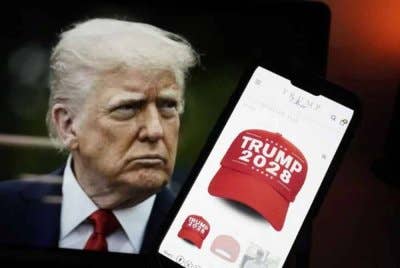 Topi yang dijual di laman Trump Store.