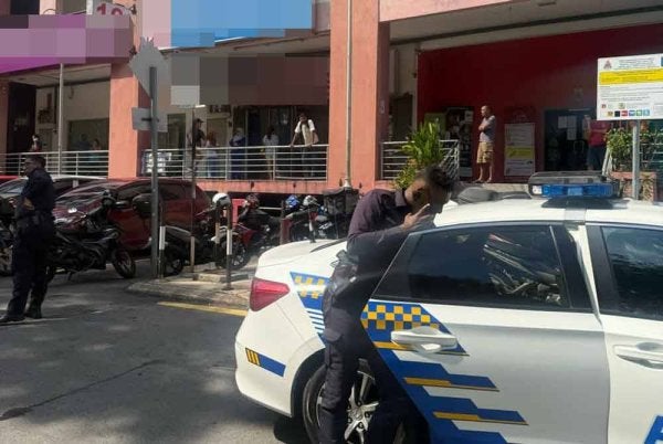 Seorang anggota polis putus telinga kiri selepas digigit lelaki Afrika yang mengamuk di sebuah klinik di Metro Prima, Kepong pada Jumaat.