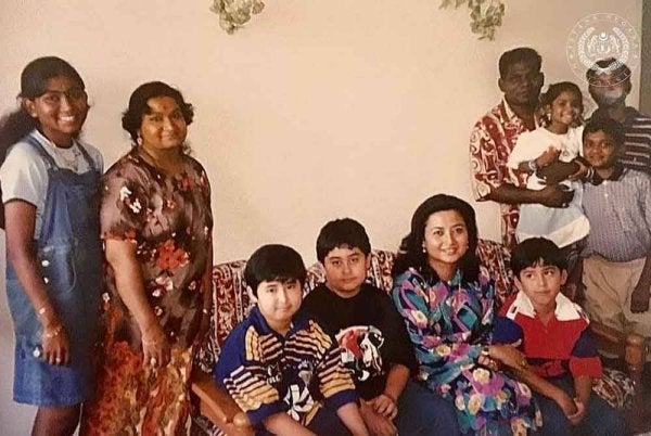 Raja Permaisuri Agong Raja Zarith Sofiah (duduk, dua dari kanan) berkongsi keakraban keluarga diraja itu dengan empat individu berbangsa India. FB Sultan Ibrahim