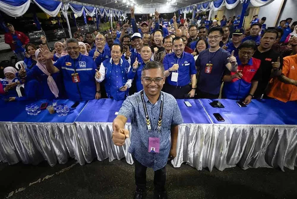 Dr Mohamad Yusri menang majoriti 5,006 undi dalam PRK DUN Ayer Kuning sekali gus mengekalkan kerusi tradisi BN di Perak - Foto: Bernama