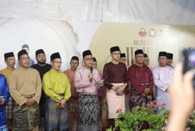 Mohd Fared (dua dari kiri) pada majlis Rumah Terbuka Aidilfitri Dewan Undangan Negeri (DUN) Semerah di sini, malam Jumaat.