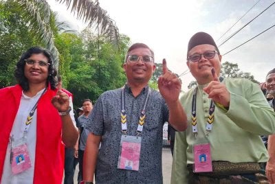 Dari kiri: Bawani, Mohamad Yusri dan Abd Muhaimin sudah selesai melaksanakan tanggungjawab pengundi sekitar jam 9 pagi.