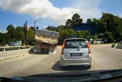 Tangkap layar video tular menunjukkan lori membawa muatan batu kerikil hilang kawalan lalu terbabas di lampu isyarat Jalan Nilai-Labu pada Jumaat.