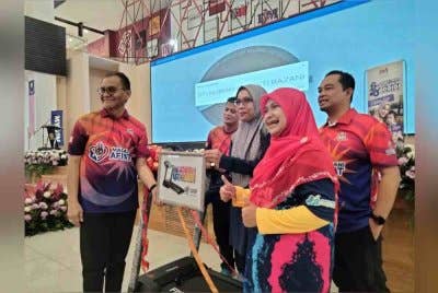 Dr Dzulkefly (kiri) menyampaikan hadiah kepada peserta yang memenangi cabutan bertuah selepas Majlis Perasmian Program Madani Afiat Peringkat Negeri Kelantan 2025 pada Sabtu.