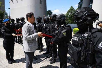 Azam turut menyerahkan sijil pentauliahan pegawai ACTS SPRM kepada 15 pegawai yang telah menghadiri Kursus Advance Special Operations Training (ASOT). Foto ihsan SPRM