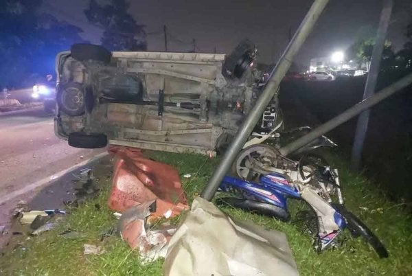 Seorang pelajar sekolah maut manakala rakannya cedera parah selepas motosikal yang dinaiki mereka dirempuh sebuah kenderaan pelbagai guna (MPV) di Jalan Sungai Tiram menghala ke Bandar Tiram awal pagi Sabtu.