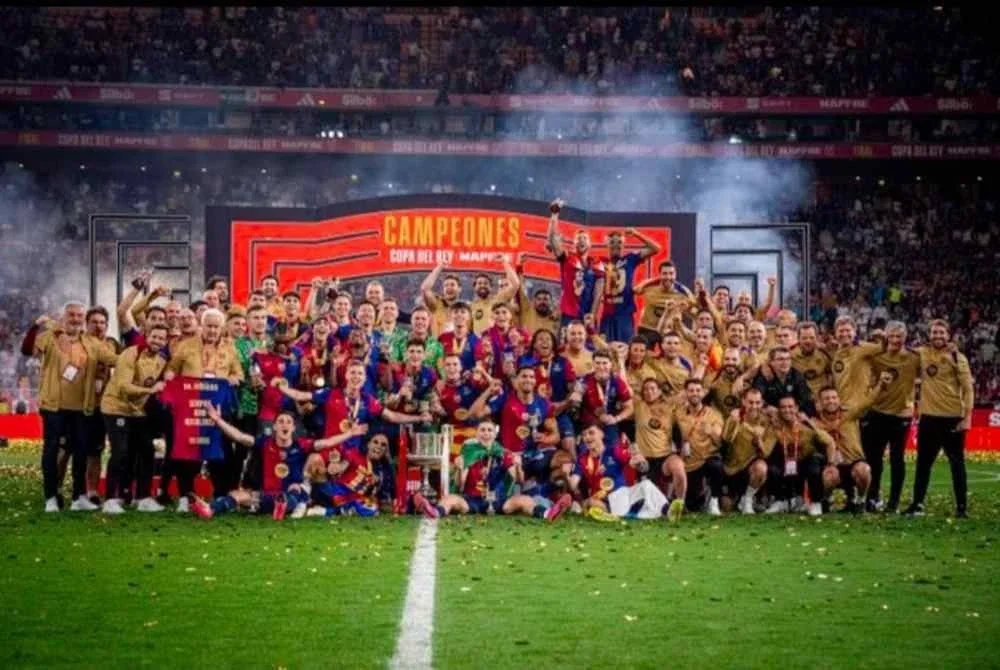Pemain-pemain Barcelona meraikan kejayaan merangkul Piala Raja Sepanyol.