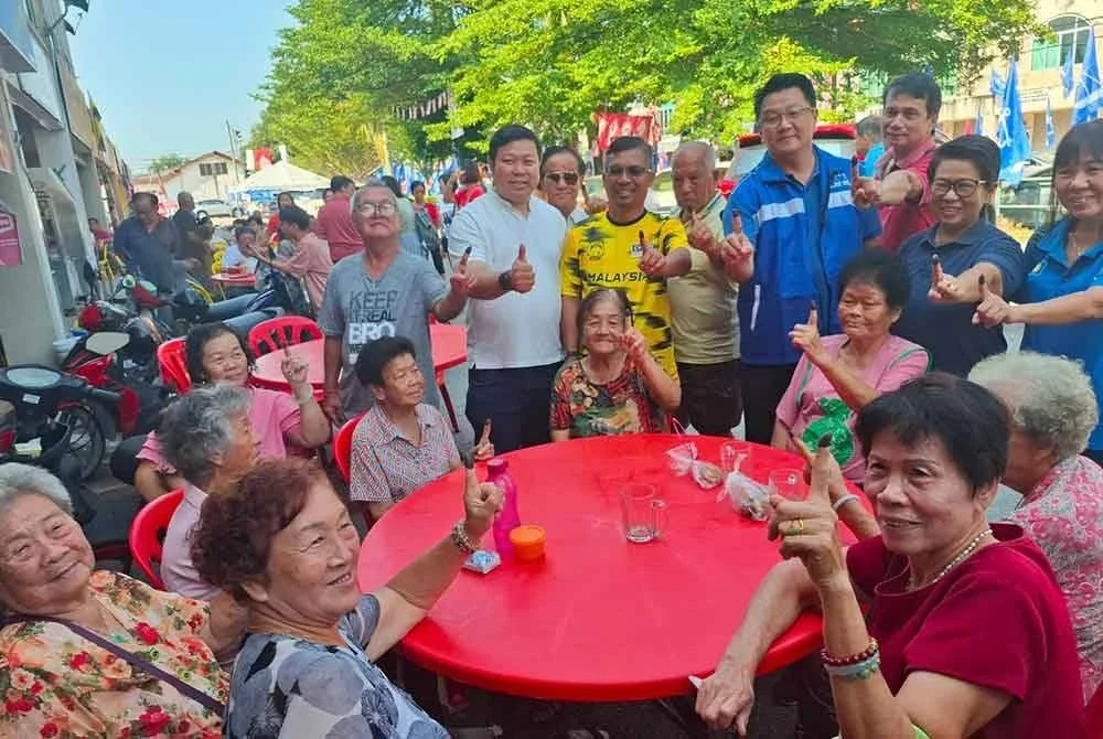 Mohamad Yusri bertemu masyarakat di sekitar kawasan DUN Ayer Kuning bagi menyatakan penghargaan atas kemenangan Barisan Nasional (BN).