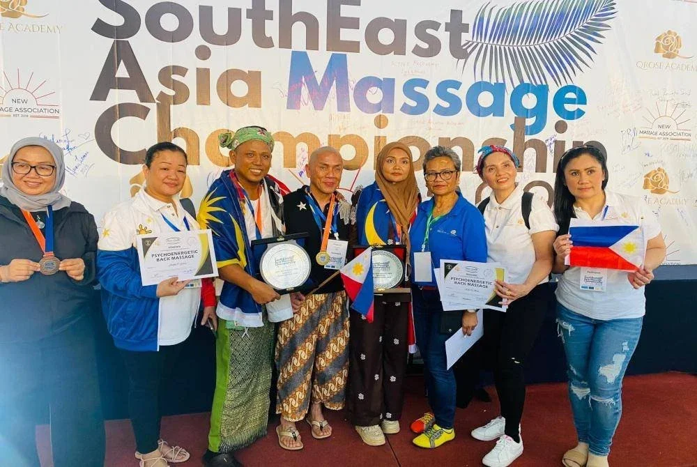 Siti Hajar (empat dari kanan) mengharumkan nama negara di Kejohanan Urut Antarabangsa Asia Tenggara 2025 di Movenpick Hotel & Convention Centre, KLIA, Sepang, pada 26 Januari 2025.