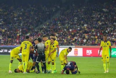 Kecederaan antara pemain Sri Pahang FC dan pemain Johor Darul Ta'zim (JDT) pada perlawanan akhir Piala Malaysia di Stadium Nasional Bukit Jalil malam ini. Foto Bernama