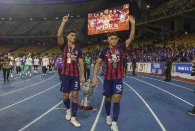 Arif Aiman dan Methew Davis membawa Piala Malaysia mengelilingi stadium selepas menewaskan Sri Pahang FC pada perlawanan akhir Piala Malaysia di Stadium Nasional Bukit Jalil. Foto Bernama