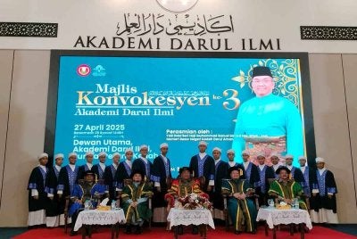 Muhammad Sanusi bergambar bersama pelajar yang menerima anugerah sempena Majlis Konvokesyen ke-3 Akademi Darul Ilmi pada Ahad.