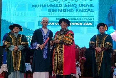 Muhammad Sanusi menyampaikan anugerah dan penghargaan sempena Majlis Konvokesyen ke-3 Akademi Darul Ilmi (ADI) pada Ahad.