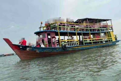 Maritim Selangor menahan sebuah bot yang membawa lebihan penumpang di di 0.15 batu nautika Tenggara Sungai Lima, Pulau Ketam pada Sabtu.
