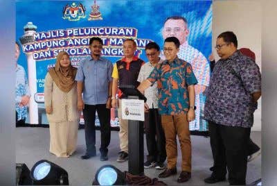 Borhan melancarkan Program Kampung Angkat Madani anjuran Akademi Kenegaraan Malaysia, Pejabat Perdana Menteri di Kampung Labu Lanjut pada Ahad.