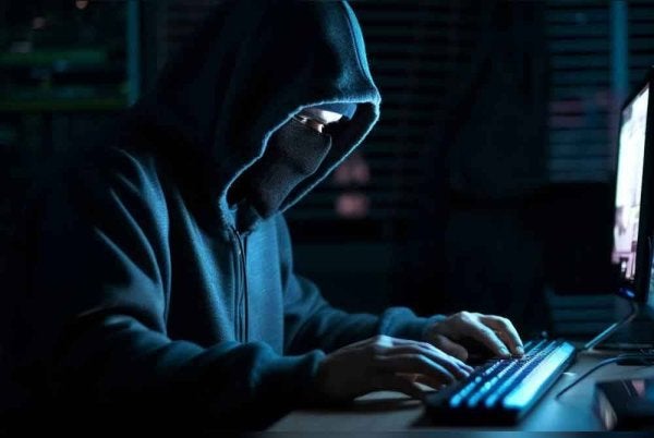 Adanya komunikasi internet dan telefon mudah alih di tangan pengguna yang buta ekonomi tetapi tamak, maka muncullah scammer. Gambar hiasan