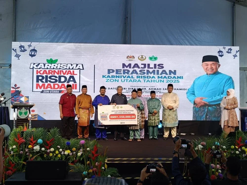 Ahmad Zahid (empat dari kiri) menyerahkan cek cura kepada Sanusi (empat dari kanan) bagi mewakili usahawan pekebun kecil di zon utara.