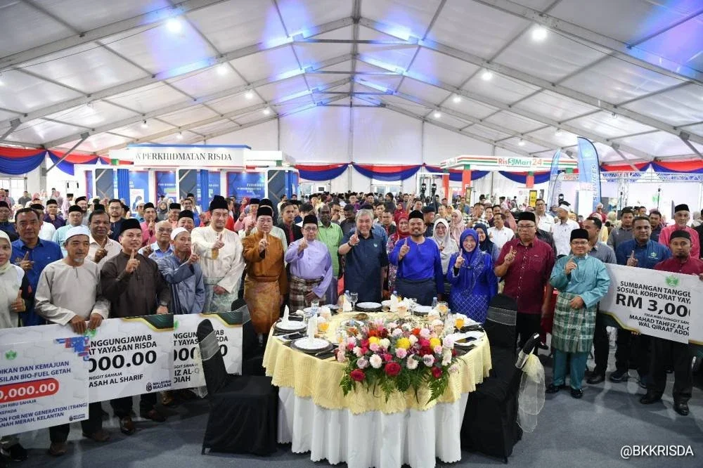 Ahmad Zahid dan Manndzri bersama pekebun kecil ketika program KARISMA Zon Utara 2025 yang diadakan di pekarangan Dewan Dato’ Mohamed Jamrah, Bagan Datuk pada Sabtu.