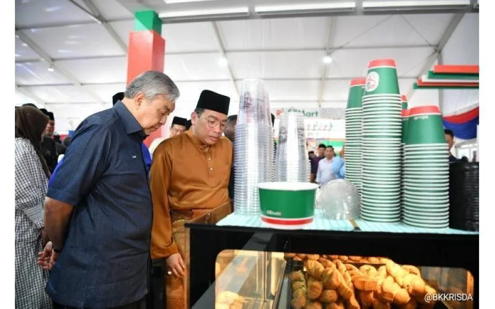 Ahmad Zahid melawat reruai jualan RisSmart 24 yang menampilkan pelbagai variasi produk pekebun kecil.