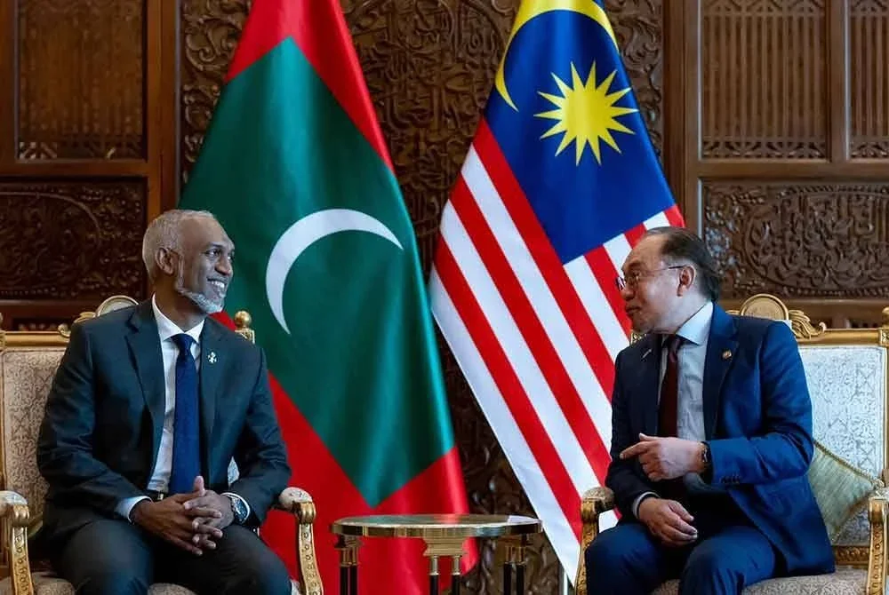 Perdana Menteri Datuk Seri Anwar Ibrahim dan Presiden Maldives Dr Mohamed Muizzu sempena lawatan rasmi ke Malaysia selama empat hari yang bermula semalam. Foto FB Anwar Ibrahim.