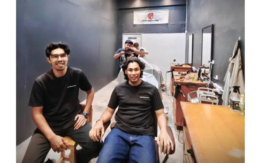 Muhammad Irsyaduddin (kanan) dan Mohamad Iqbar yakin anak muda Perak mampu menjadi usahawan berjaya kerana peluang sentiasa terbuka melalui pelan pembangunan yang dilaksanakan kerajaan negeri.