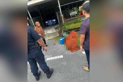 Mayat seorang wanita warga emas ditemui dalam parit di Kampung Tunku Jalan Astana Petra Jaya, di sini pada Jumaat lalu.