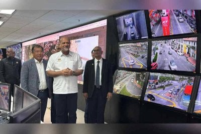 Datuk Bandar MBPP, Datuk A Rajendran (kanan) memberi taklimat kepada Gobind mengenai Pusat Operasi Pintar MBPP pada Isnin.