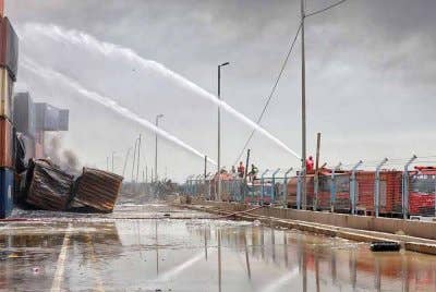Anggota bomba sedang memadamkan kebakaran di tempat kejadian letupan besar dua hari sebelumnya di pelabuhan Shahid Rajaee di barat daya Bandar Abbas di wilayah Hormozgan, Iran. - Foto:AFP