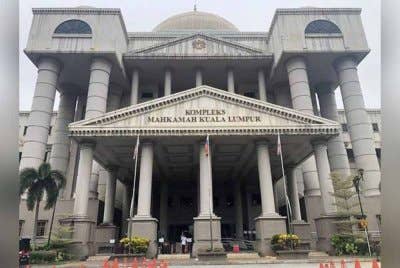 Seorang peniaga mengaku tidak bersalah di Mahkamah Sesyen di sini hari ini atas pertuduhan cuba membunuh seorang pegawai polis dengan melanggarnya menggunakan SUV, awal bulan ini - Gambar hiasan