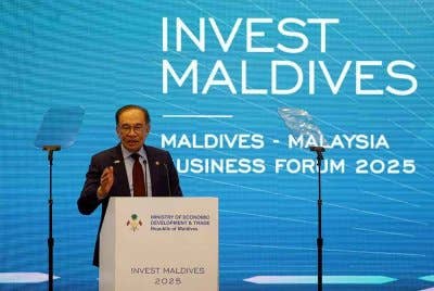 Anwar ketika berucap pada Forum Perniagaan Maldives-Malaysia 2025, di sini, hari ini. - Foto: Bernama