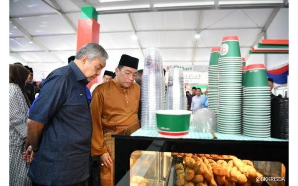Ahmad Zahid melawat reruai jualan RisSmart 24 yang menampilkan pelbagai variasi produk pekebun kecil.