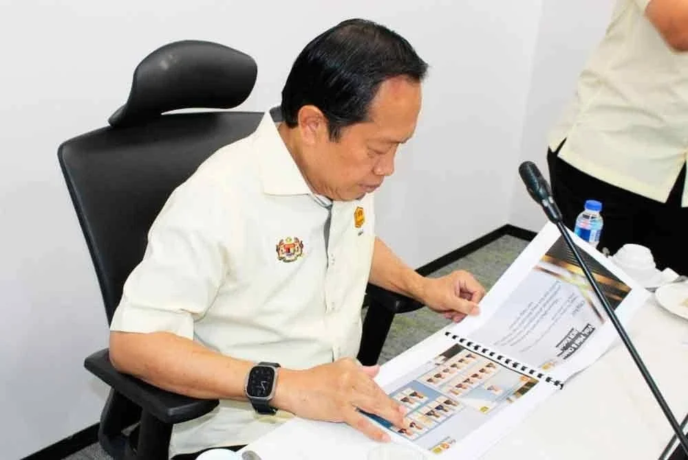 Ahmad sedang meneliti laporan yang disediakan oleh JKR Kedah ketika lawatannya pada Selasa.