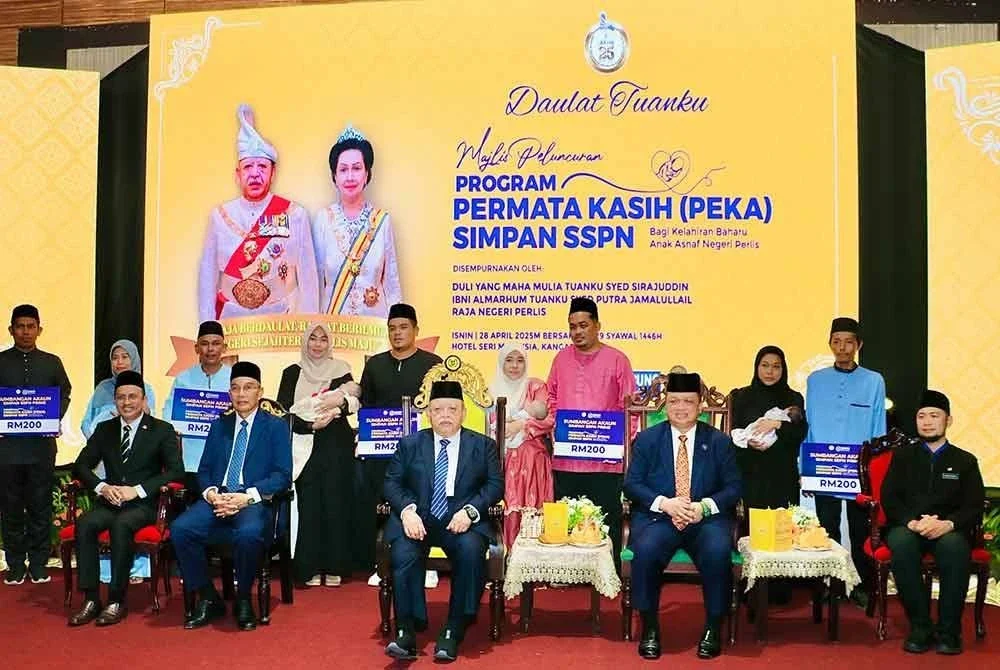 Tuanku Syed Sirajuddin (tengah) dan Tuanku Syed Faizuddin (dua dari kanan) bergambar bersama penerima sumbangan PEKA Simpan SSPN Bagi Kelahiran Baharu Anak Asnaf Negeri Perlis.