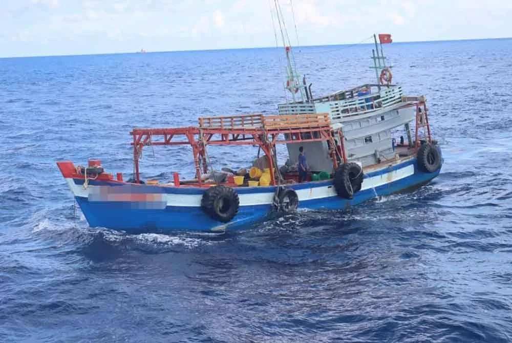 Rampasan melibatkan kira-kira 5,000 kilogram hasil laut, peralatan navigasi, komunikasi serta bekalan diesel dengan anggaran keseluruhan hampir RM1 juta. Foto Maritim Malaysia